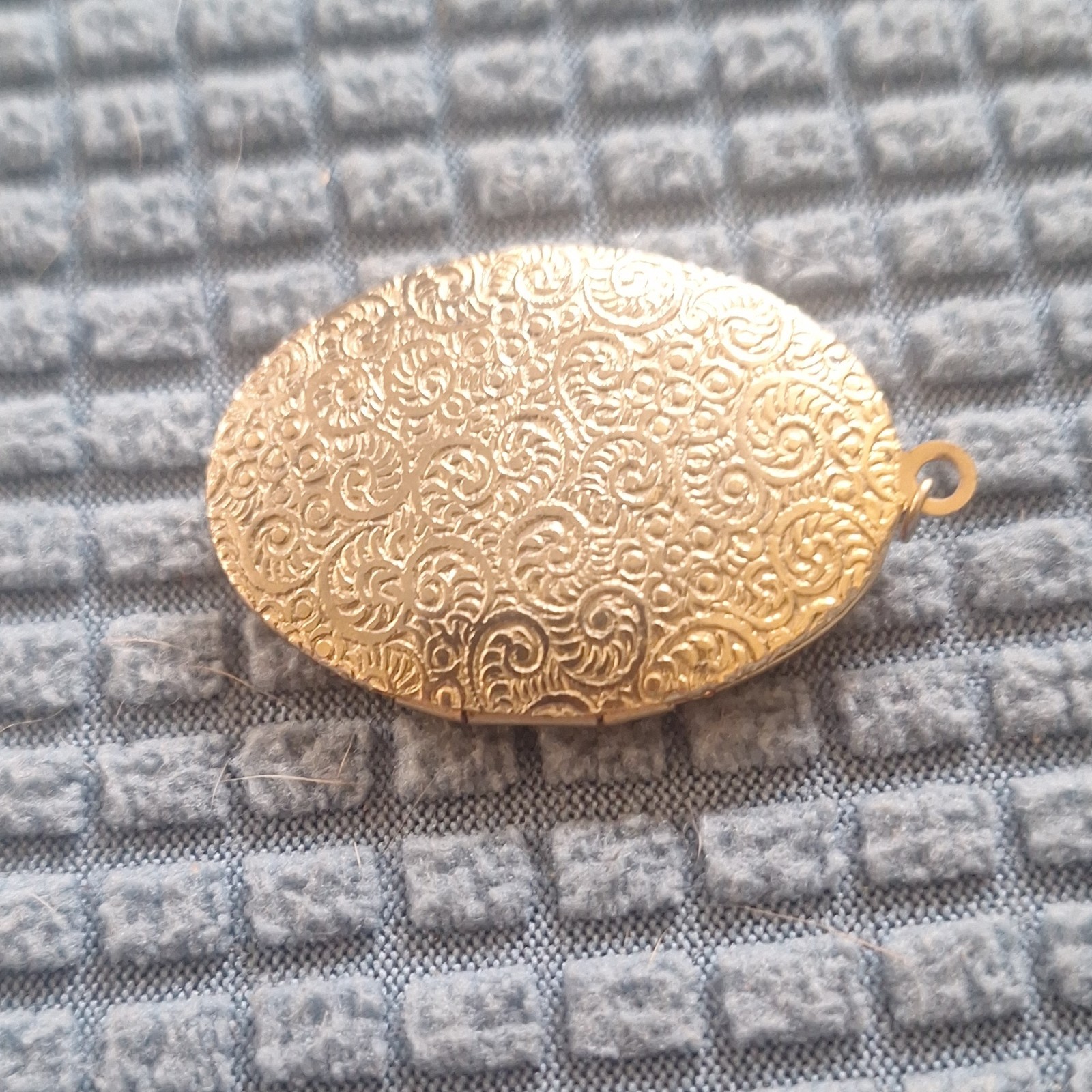 Gold Tone Oval Floral Engraved Photo Locket Pendant for Unisex Adults