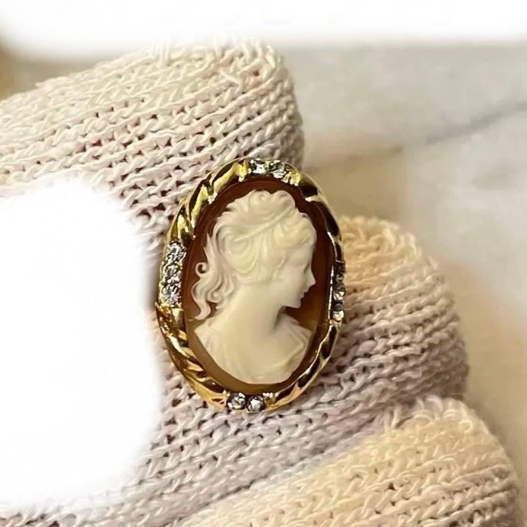Excellent Vintage Cute! Small Cameo Brooch