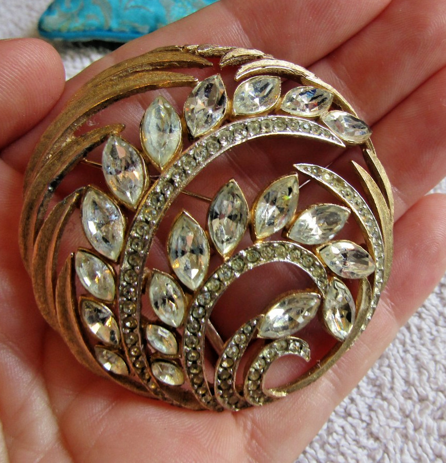 Vintage round swirly brooch pin rhinestones VG 2.25″ diameter pretty unbranded