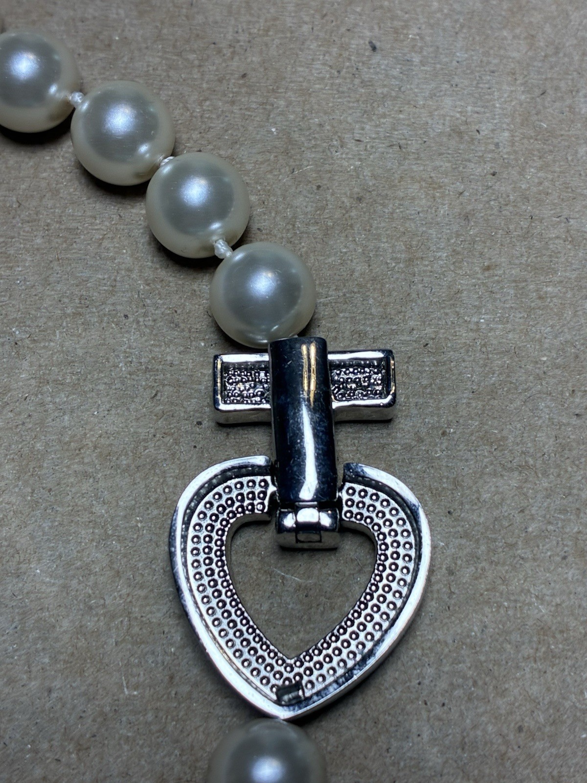 Gorgeous Glass Bead Necklace Rhinestone Filled Magnetic Heart Clasp 18″