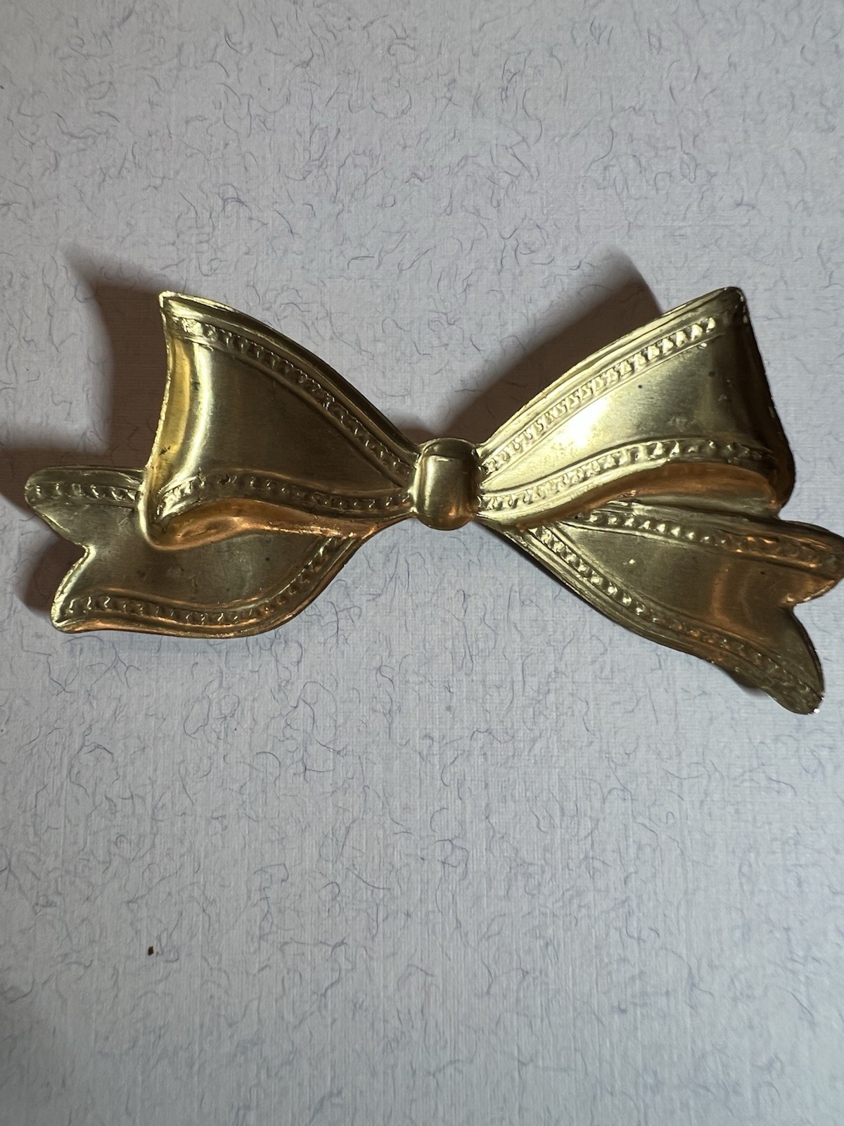 VINTAGE BOW RAW BRASS STAMPING FROM FAMOUS MAKER FOR JEWELRY/CRAFT/DECOR NOS