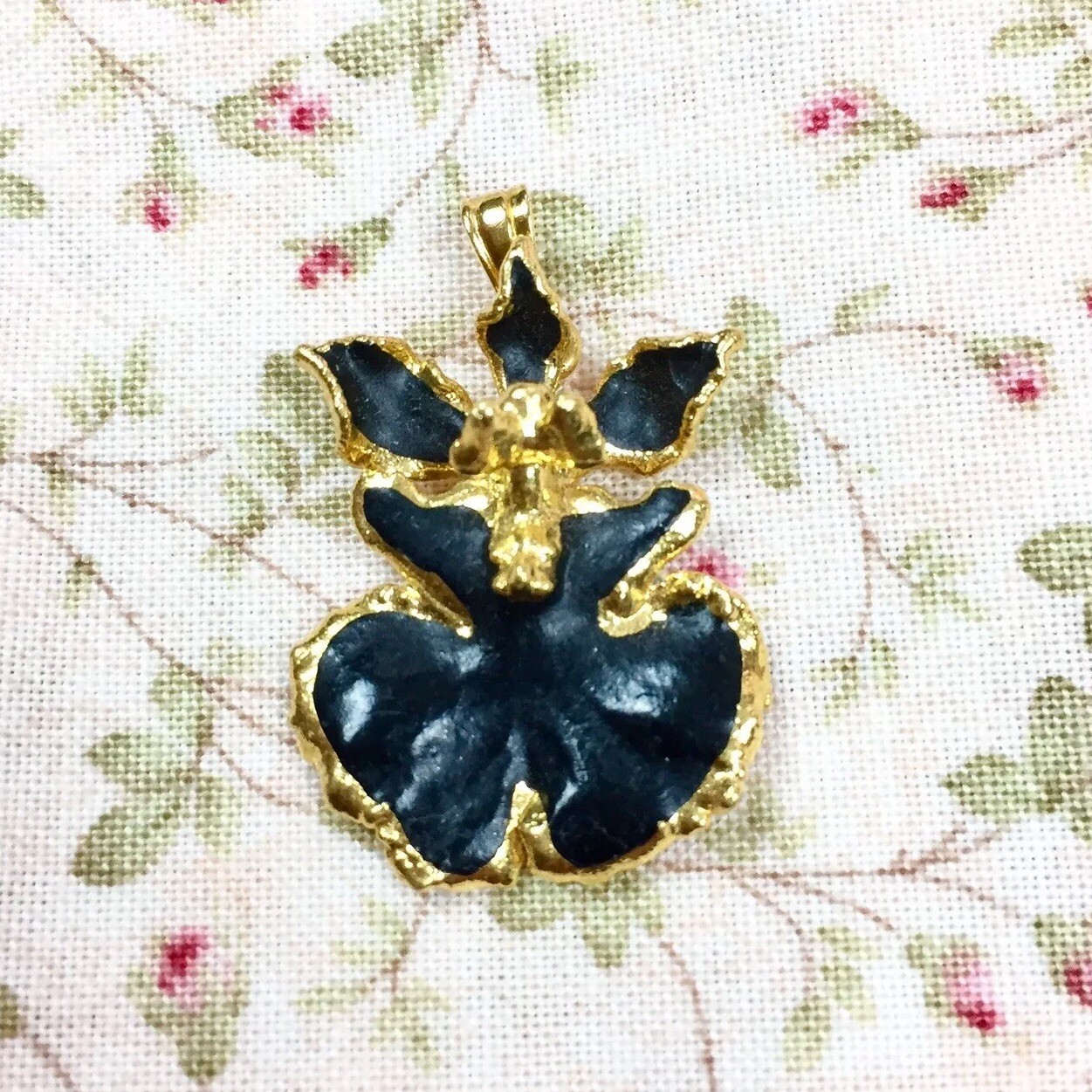 Risis 3i Natural Orchid Oncidium Small Pendant Charm Gold Plated Black 1 1/8″