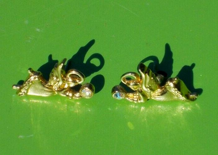 AVON VINTAGE ANGELS FLYING EARRINGS GOLD TONE FACETED CRYSTAL .75″ HOLIDAYS STUD