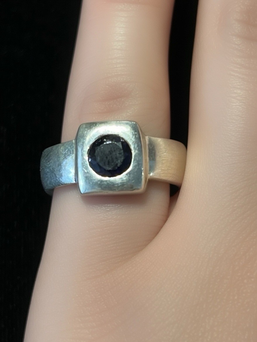 Vintage Sterling Silver 925 Purple sapphire Ring Size 7