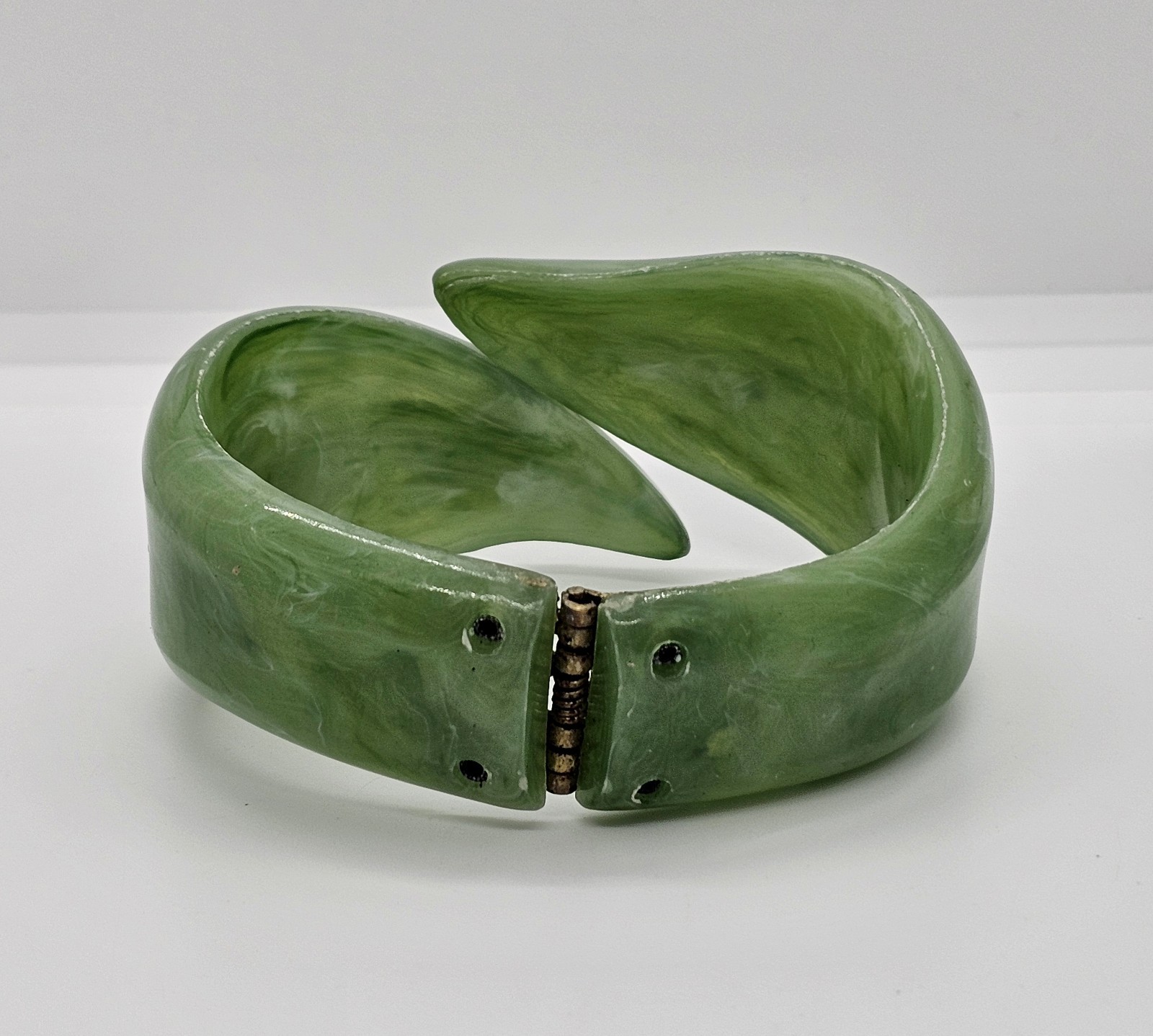 Vintage 1960 MCM Green Marbled Twist Lucite Clamper Bangle Bracelet 7″ Hong Kong