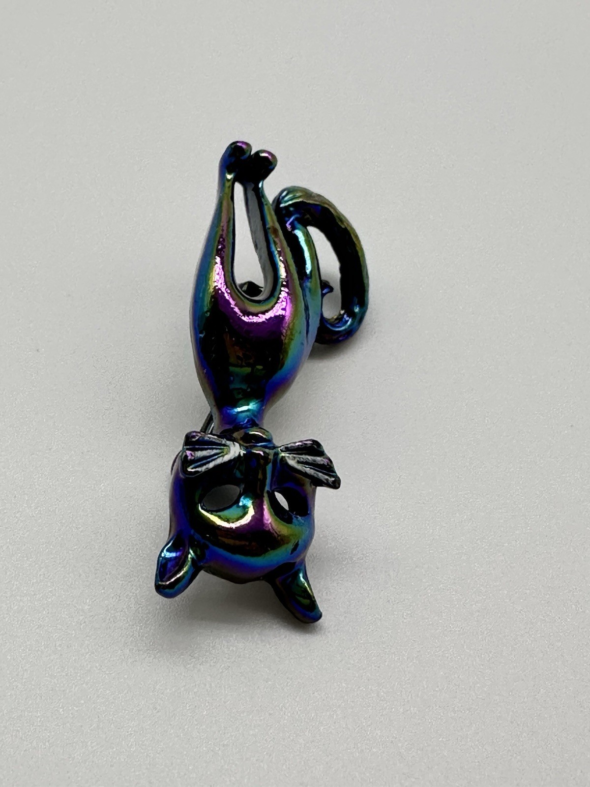 EXCELLENT VTG. 70’s IRIDESCENT BLACK ENAMEL SITTING CAT FIGURAL BROOCH PIN