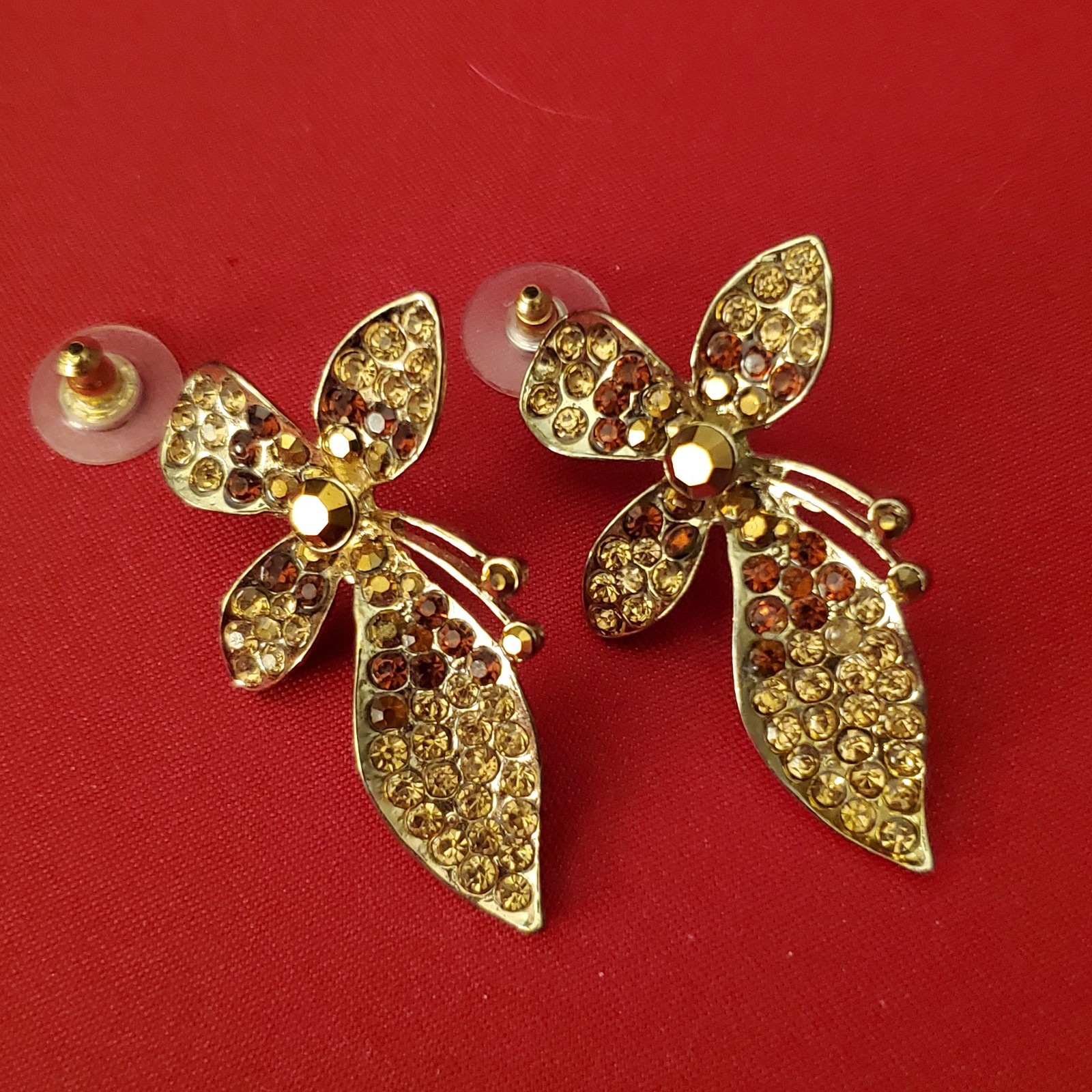 Avon 35th Anniversary 2006 Rhinestone Flower Brooch with coordinated earring set