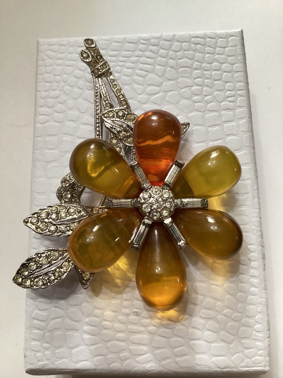 Vintage Apple Juice Bakelite & Strass Flower Basket Brooch Rhodium Pin 30’s