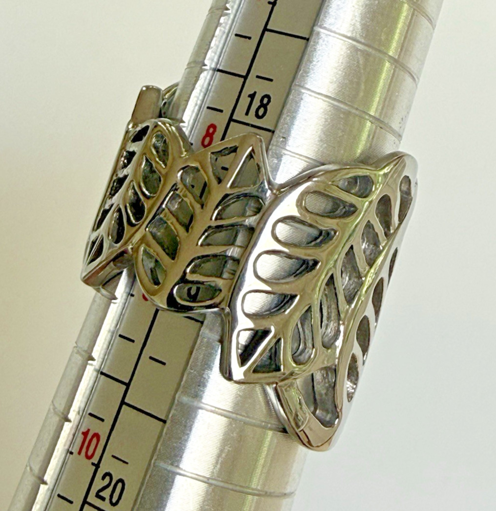 An Unusual & Unique Wide Silver Open Cutout Leaf Design Ring Size 8.5