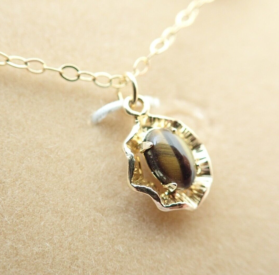 Vintage Gold Filled Tigers Eye Cabochon Ruffled Edge Pendant Necklace NOS