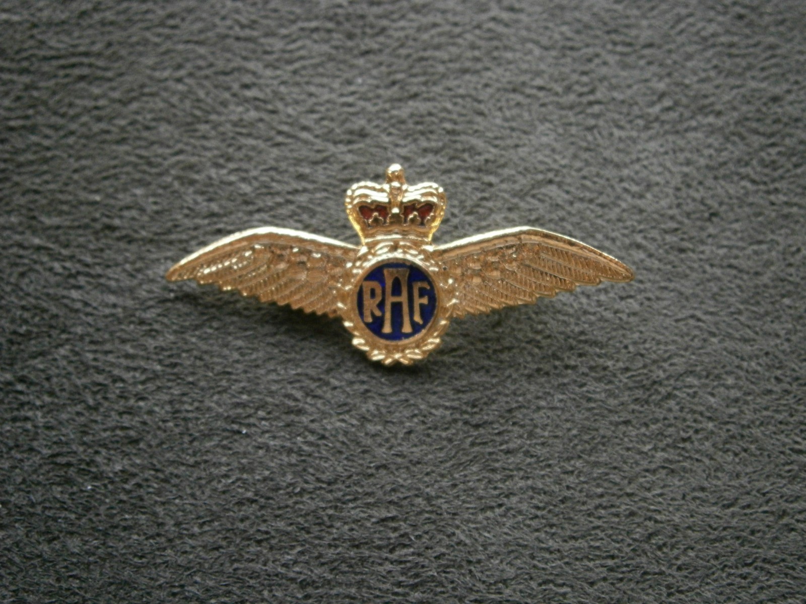 Royal Air Force RAF Vintage Goldtone & Enamel Pin Badge Brooch 3.3g