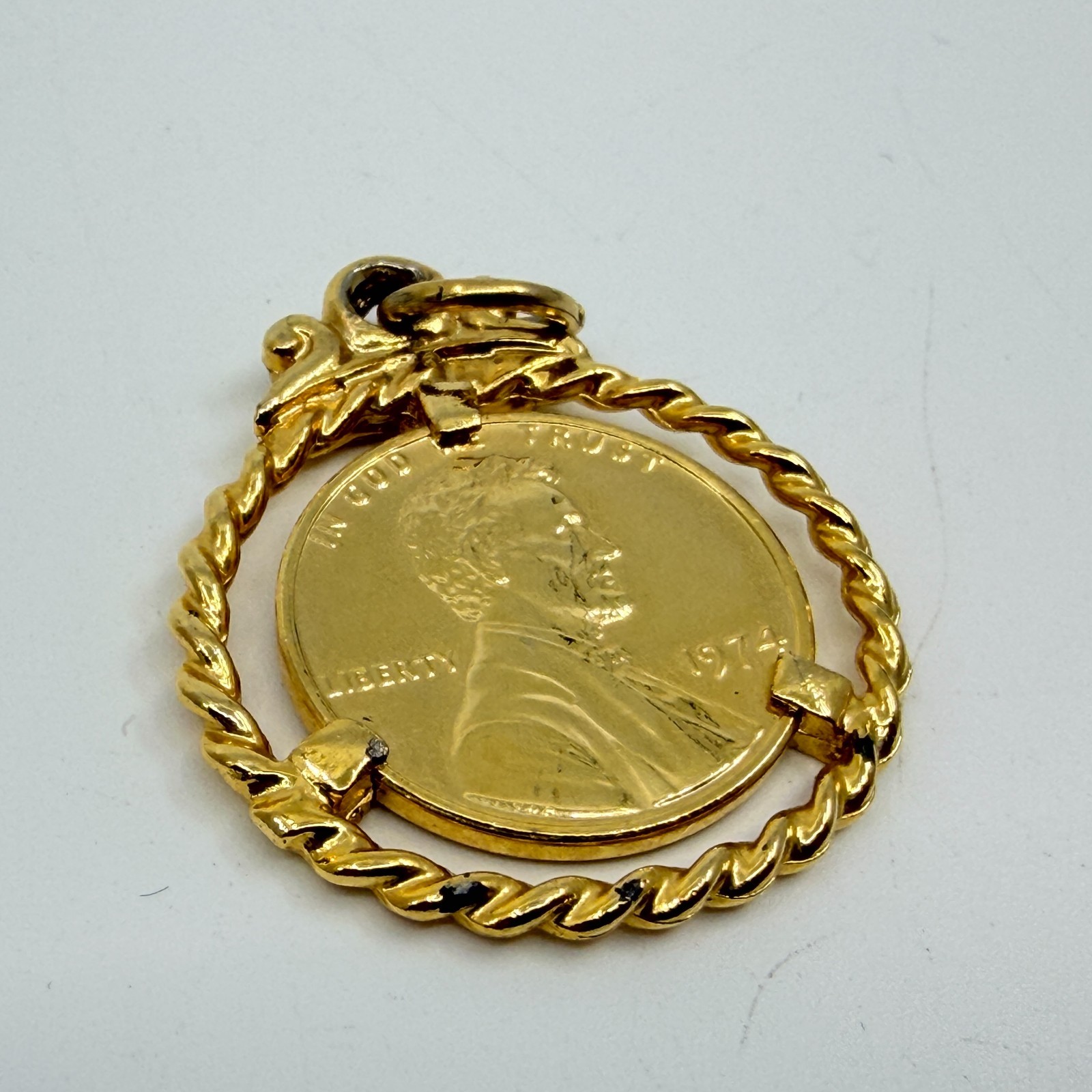Vintage 1974 Abraham Lincoln One Cent Coin Pendant Gold Tone Twisted Rope Bezel
