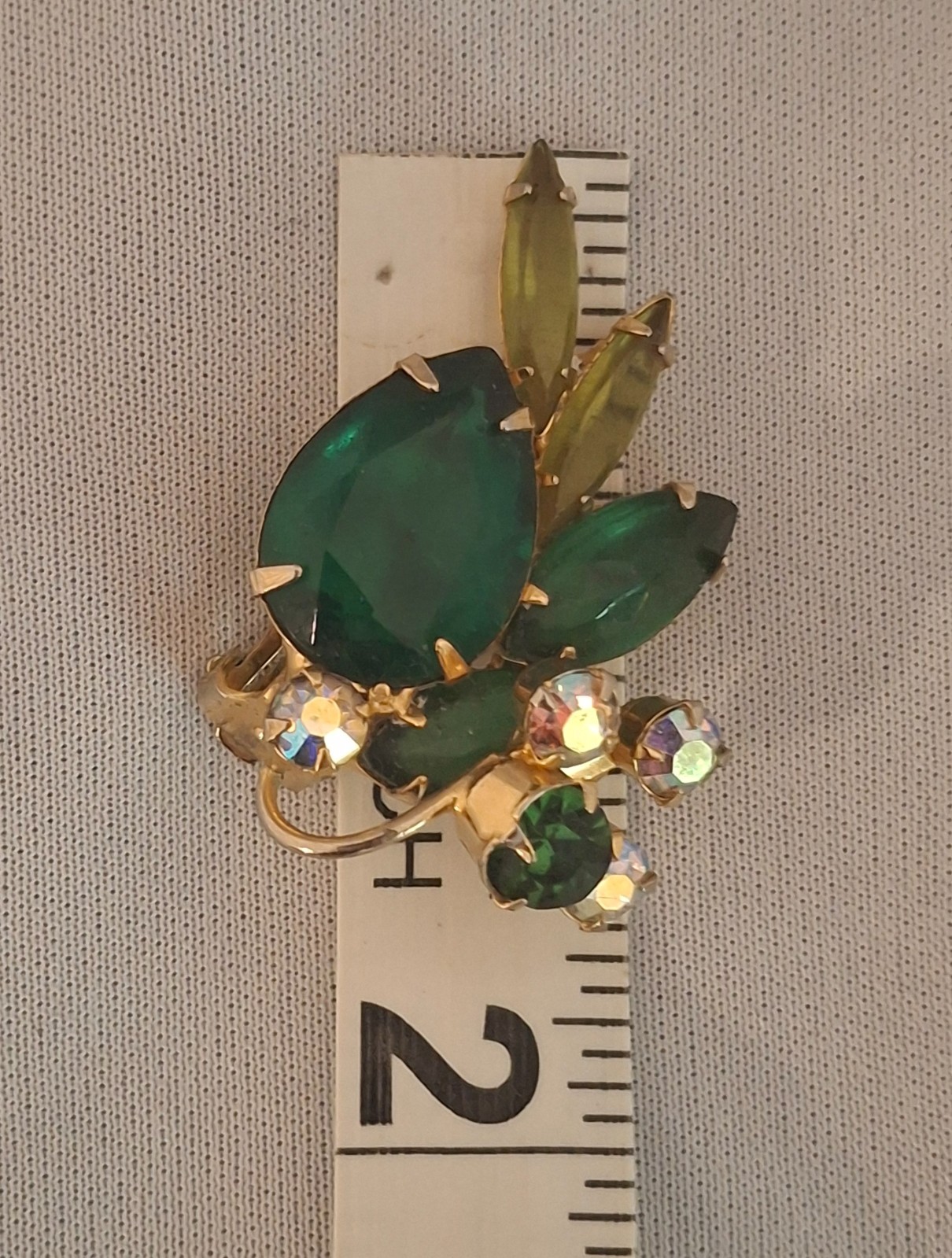 Vintage Mid Century Emerald Green Rhinstone Clip On Earrings Floral Cluster D&E