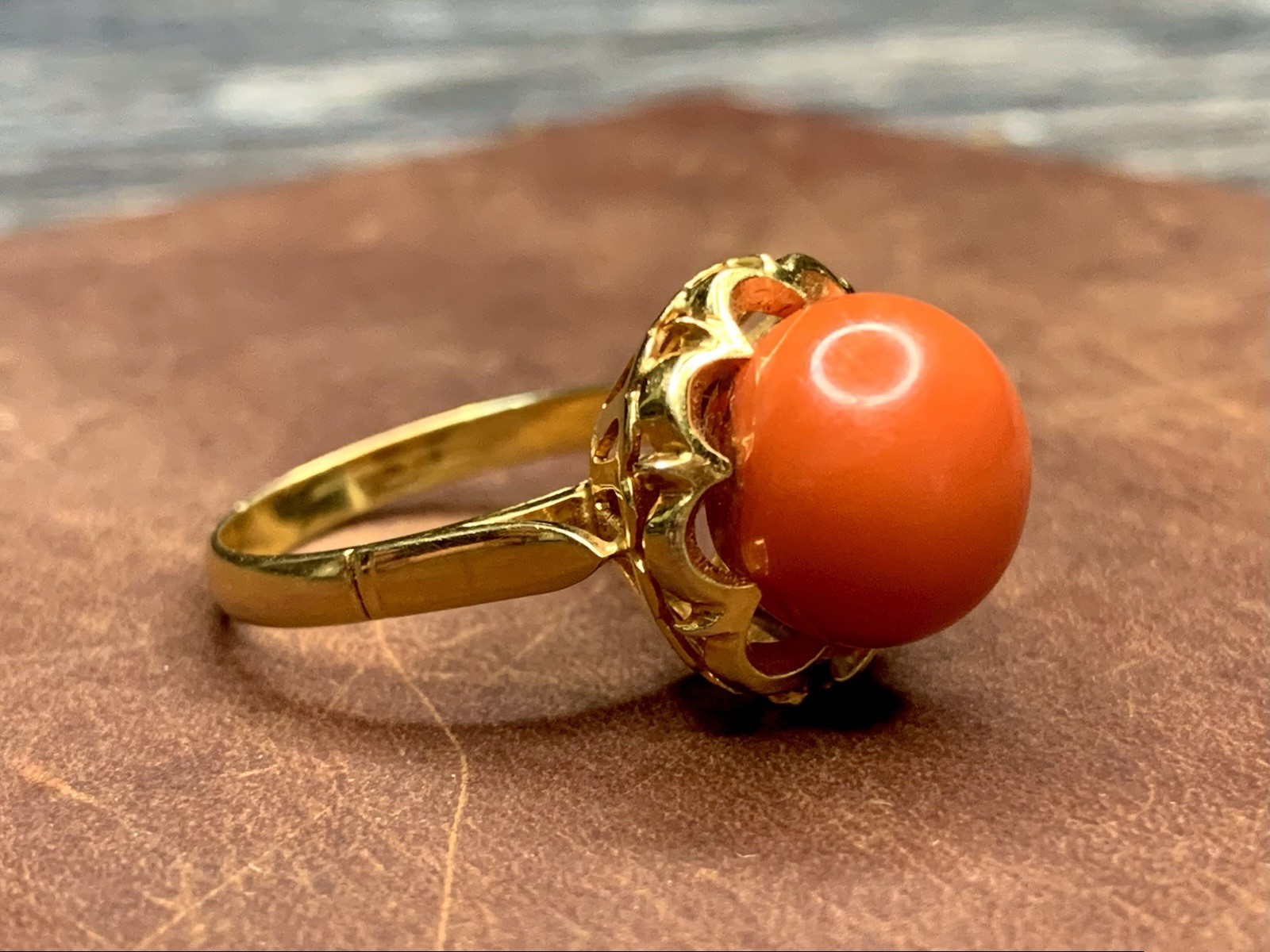 *VINTAGE* 18K Yellow Gold Coral Ring – SIZE 7