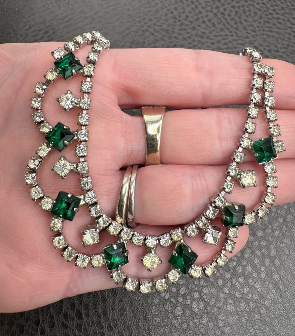Vintage Art Deco Green Faux Emerald Crystal Rhinestone Bib Necklace Scalloped