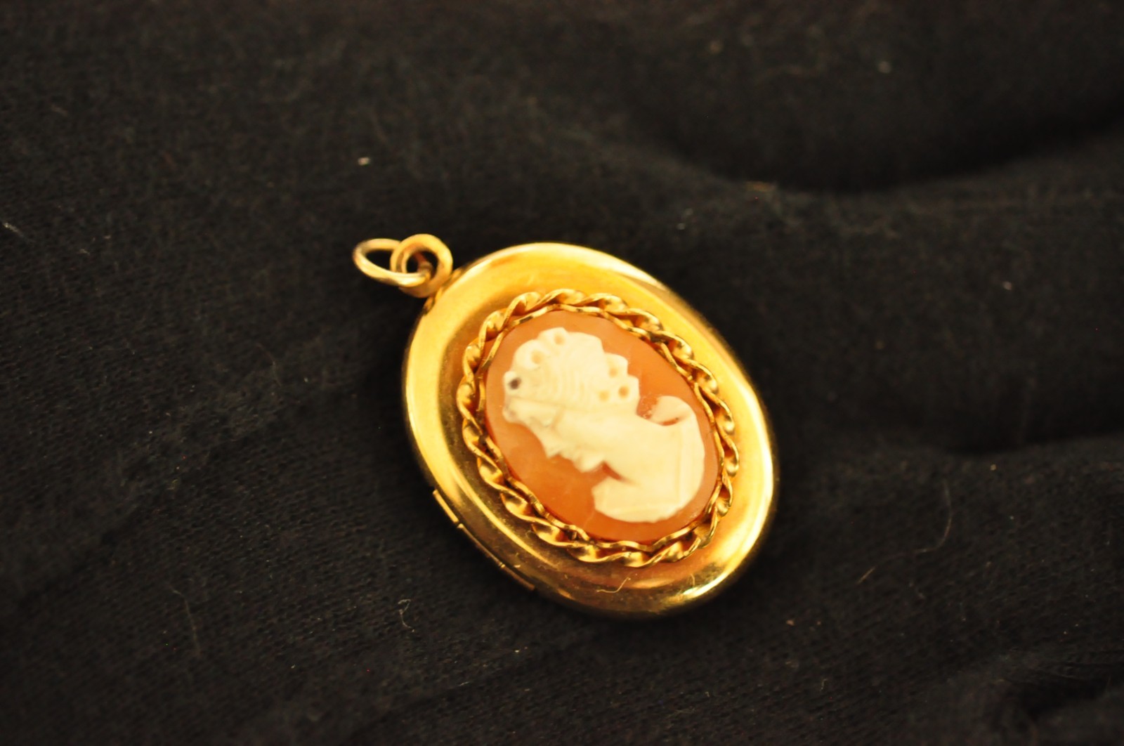 Charming 14K Gold‑Filled Cameo Locket – Victorian Style – 1″ – 8 g – Vintage