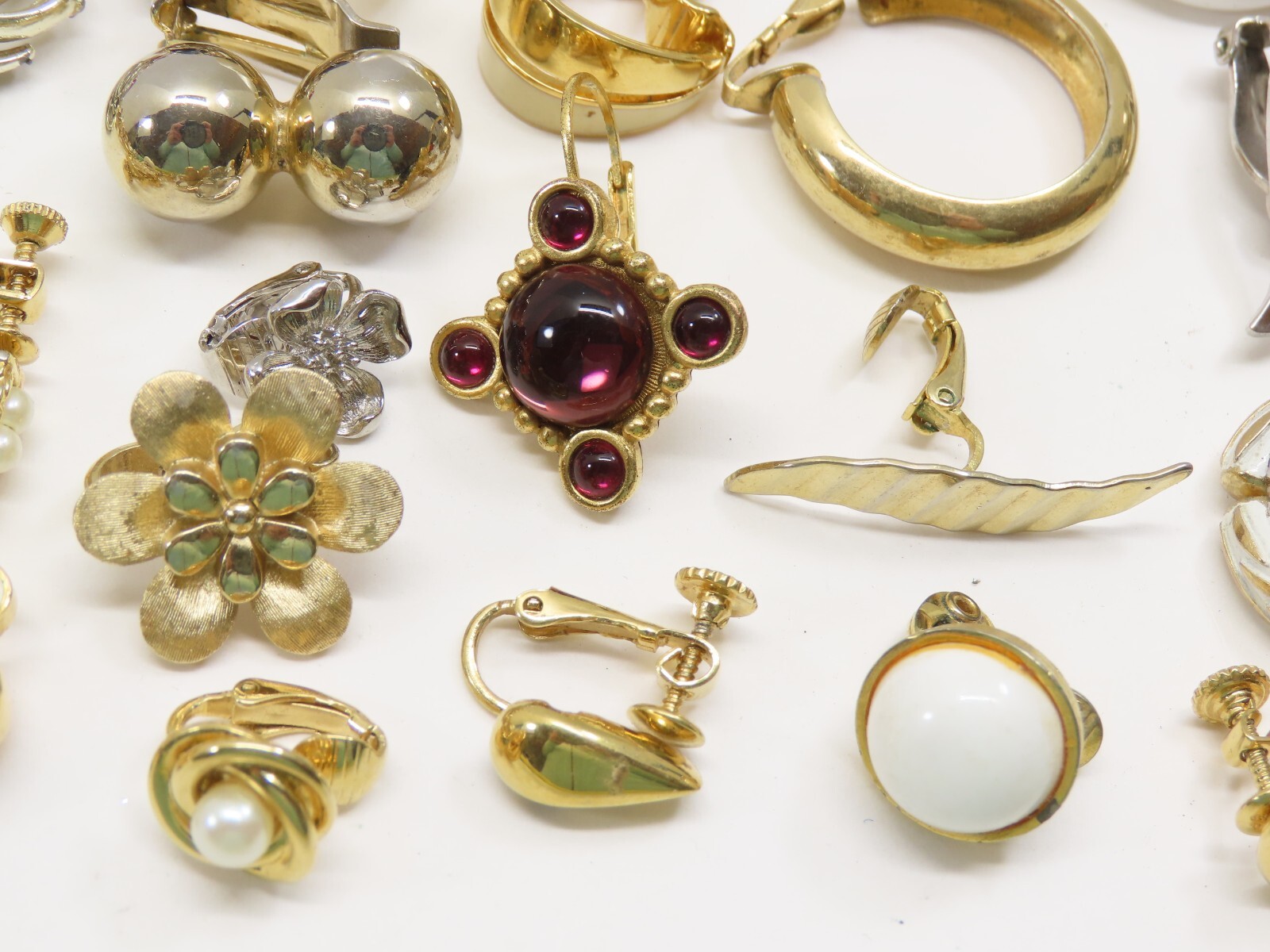 Single Earrings Lot ALL SIGNED 14 Crown Trifari Richelieu Monet + VTG 50+ D2216