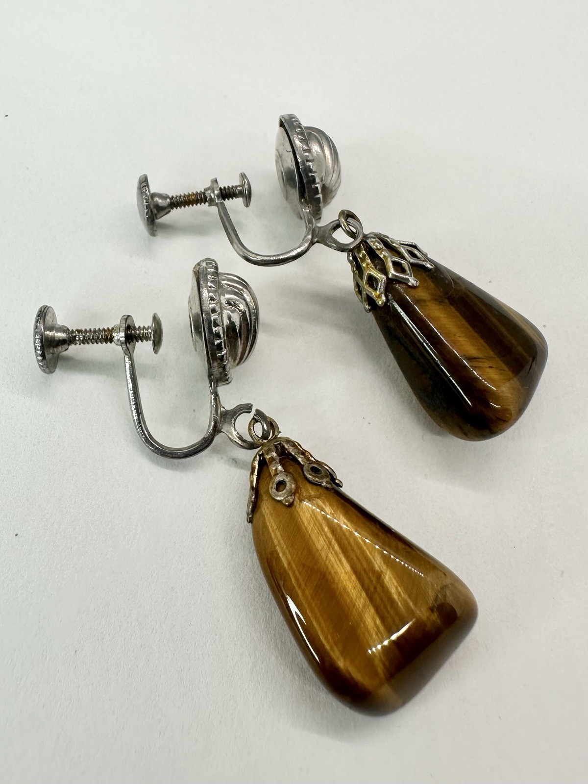 ⛎ Vintage Tiger Eye Dangle Screw Back Earrings Shell Top Gold Brown Stone Pair