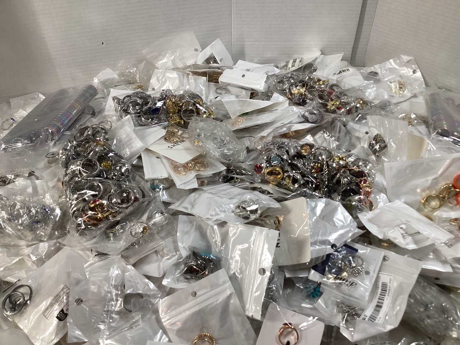 1lb Unsorted Modern Costume Rings Jewelry (M/F) Many Sizes Designs