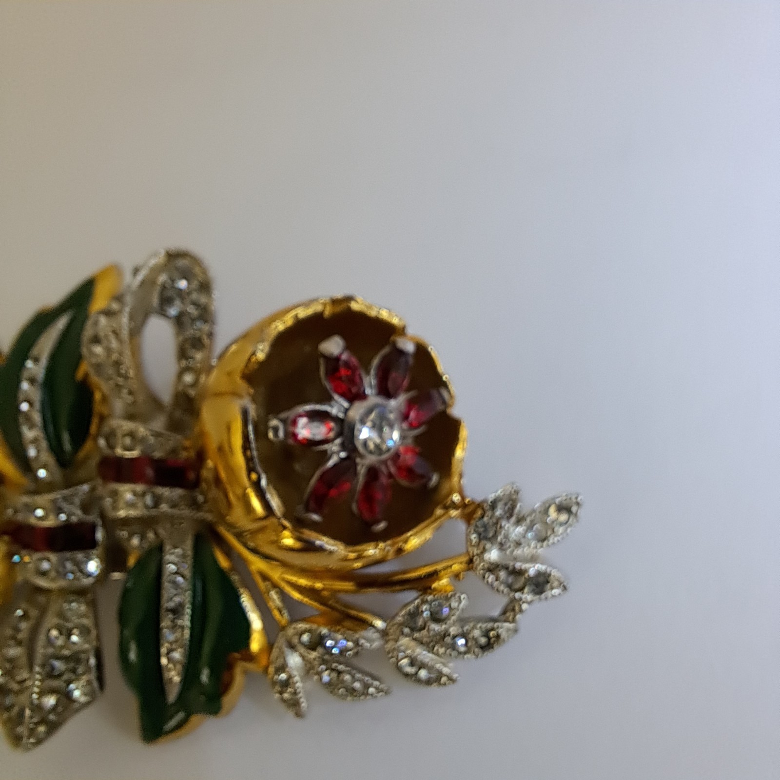 Coro Duette Quivering Camillas Brooch Red & White Stones Green Enamel Gold Tone