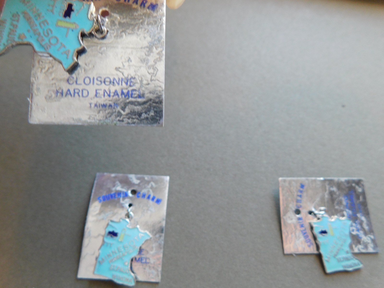 State Charm : Minnesota – Souvenir Charm/Pendant- silver tone & Cloisonne enamel