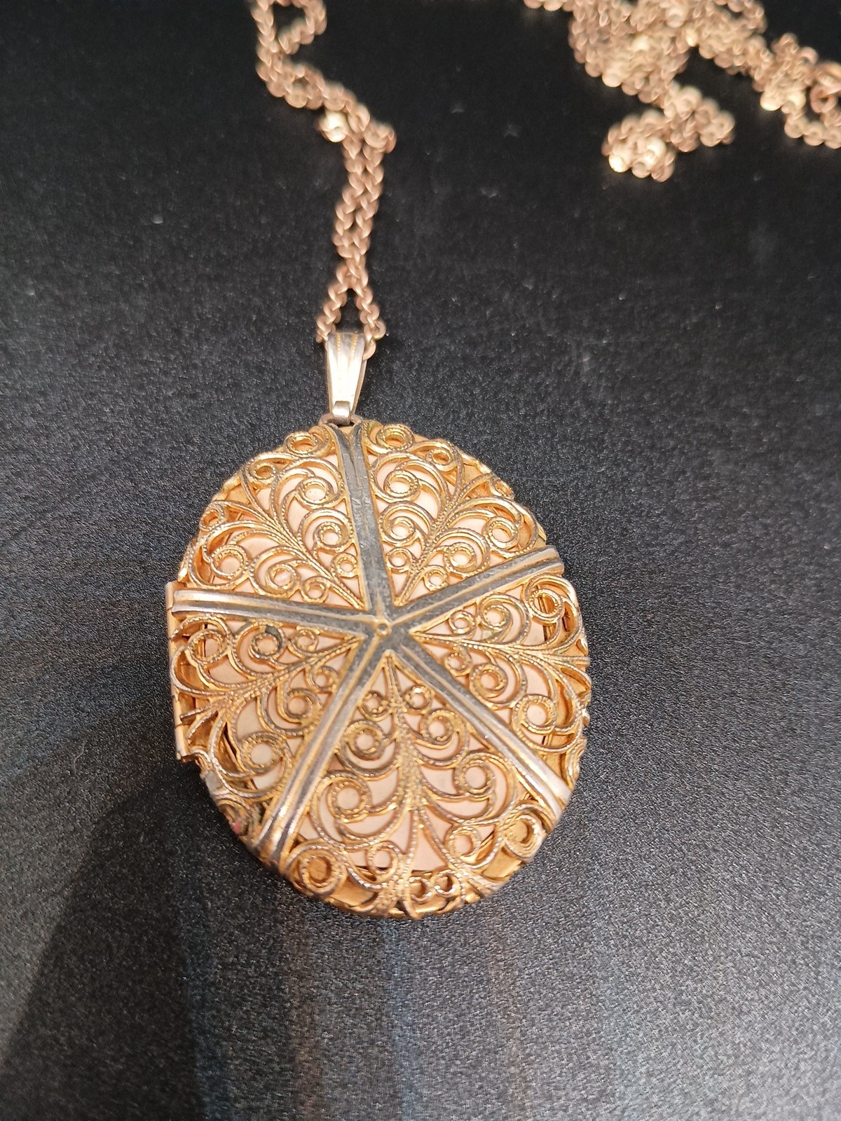 Vtg Locket w. Photos 24″ Necklace Victorian Revival Gold Tone Oval Scroll Flower