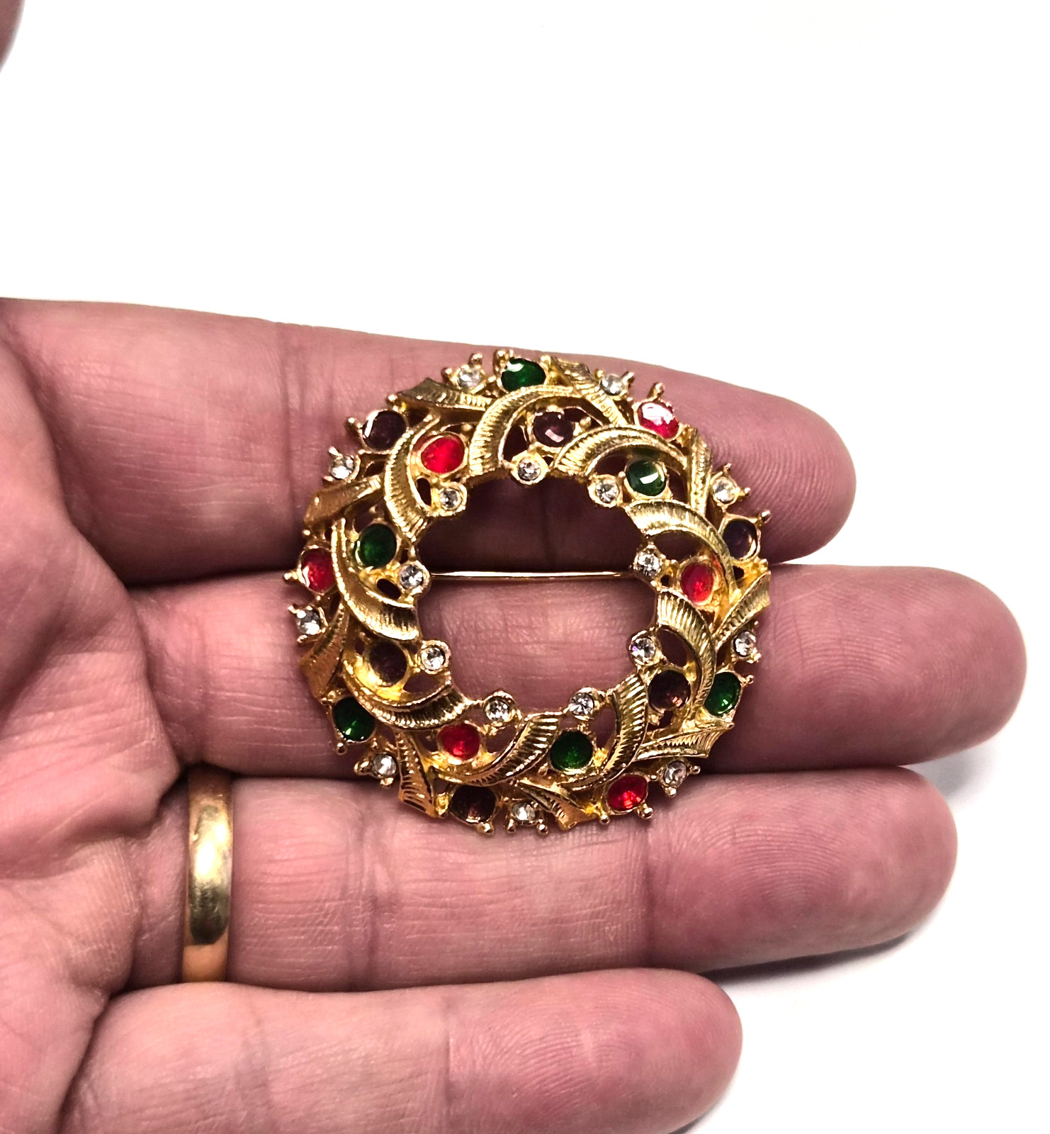 Vintage Gold Tone Rhinestone & Enamel Christmas Wreath Pin / Brooch