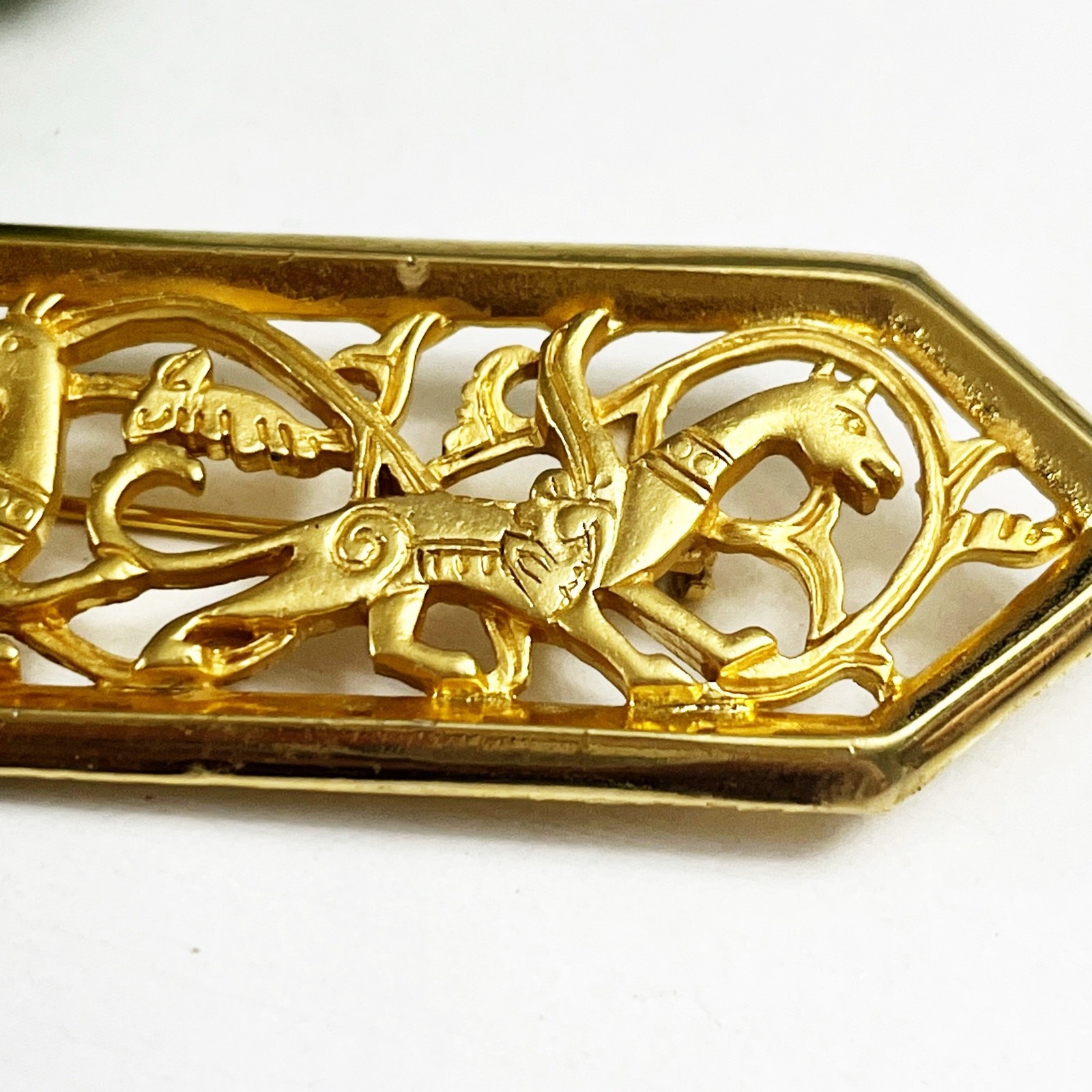 JJ 1986 Vintage Mythical Winged Creatures Gothic Gold Brooch Pin