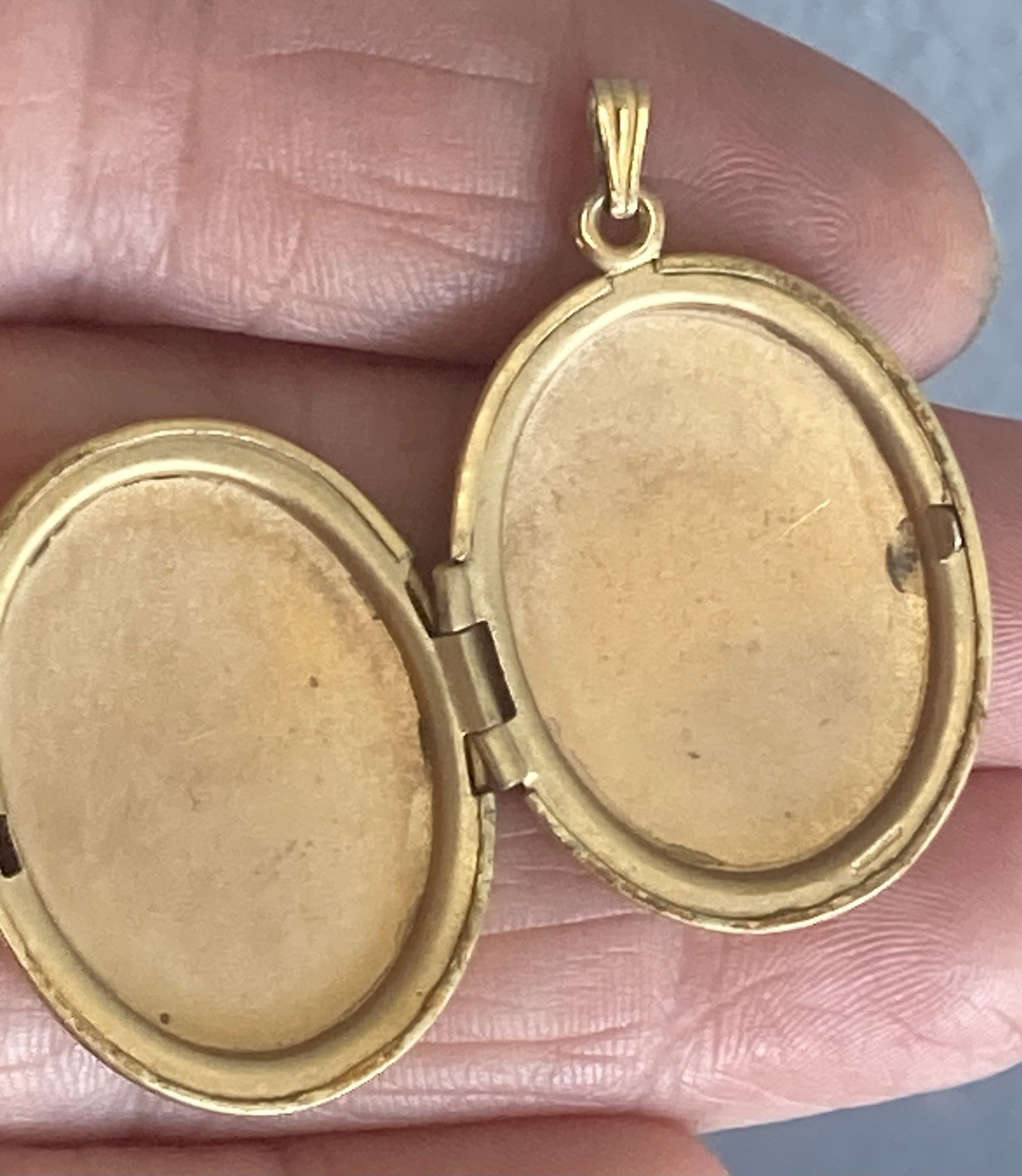Vintage Locket 14K Gold Filled Etched Flower Pendant Oval
