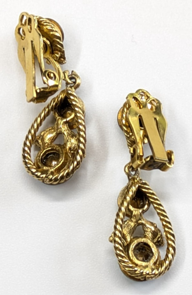 VTG Watermelon Rivoli Rhinestone Textured Gold Tone Drop Clip on Earrings 1.5″