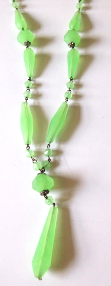 Vintage 34″ Czech Uranium Glass Flapper Necklace – Glows Under Black Light