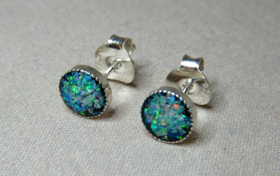VINTAGE AUSTRALIAN OPALS SET IN STERLING SILVER PIERCED STUD EARRINGS 4111