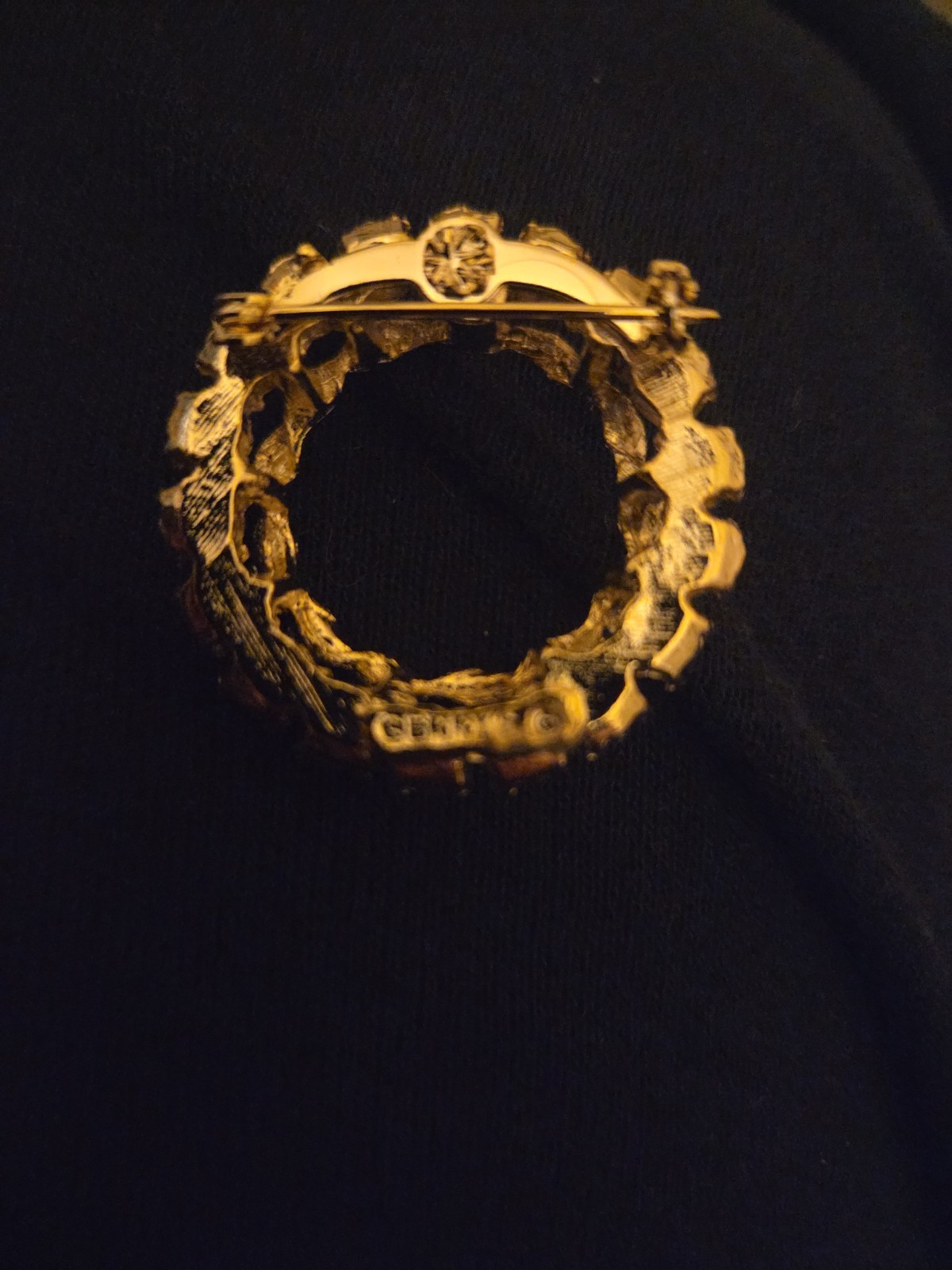 Vintage Signed Gerry’s White Milk Glass Wreath Brooch Pin Gold Tone