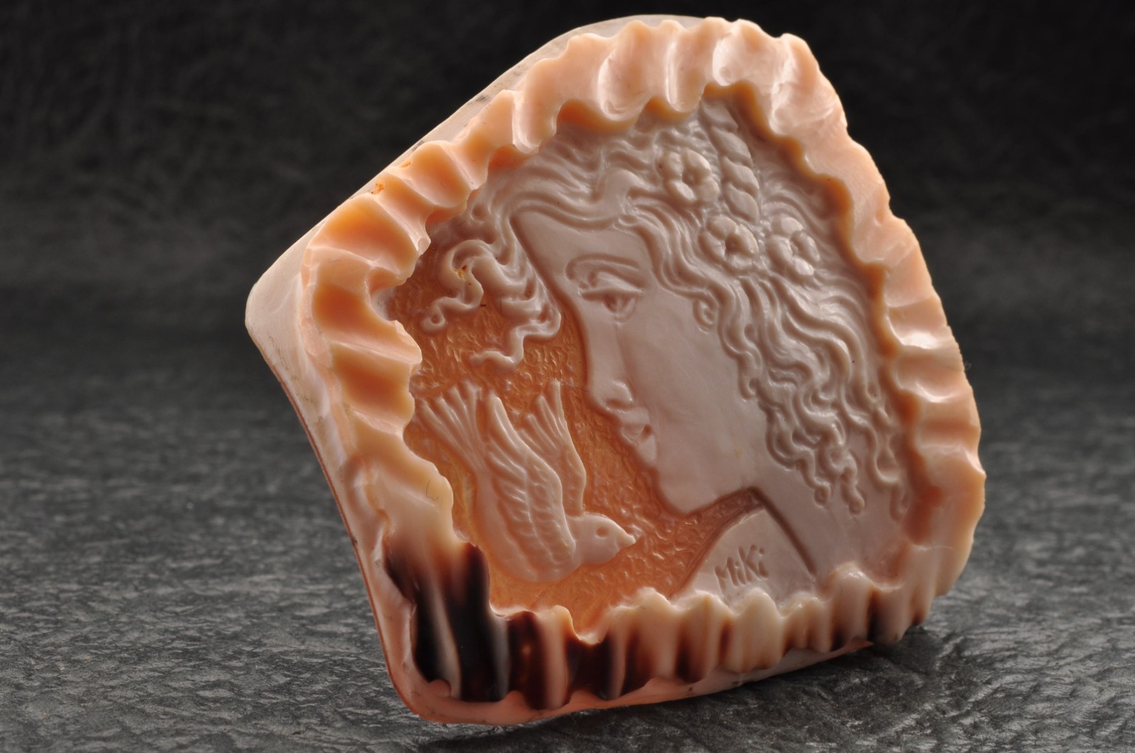 Large shell cameo carved “Girl with the bird” (total 108.5ct), sign by artist.