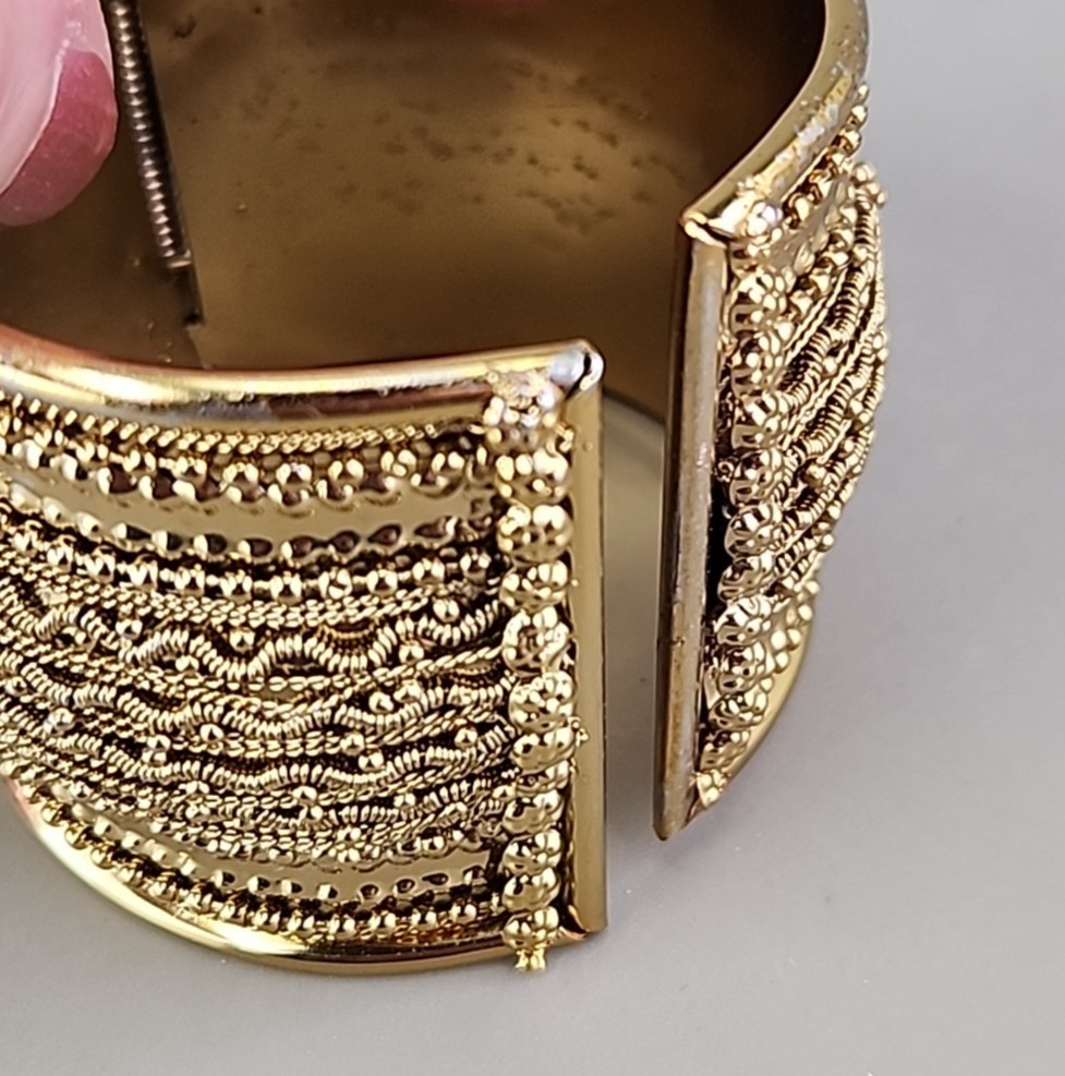 Vintage Wide Bangle Bracelet Hinged Gold Tone Wavy Texture Spring Loaded 6.75″