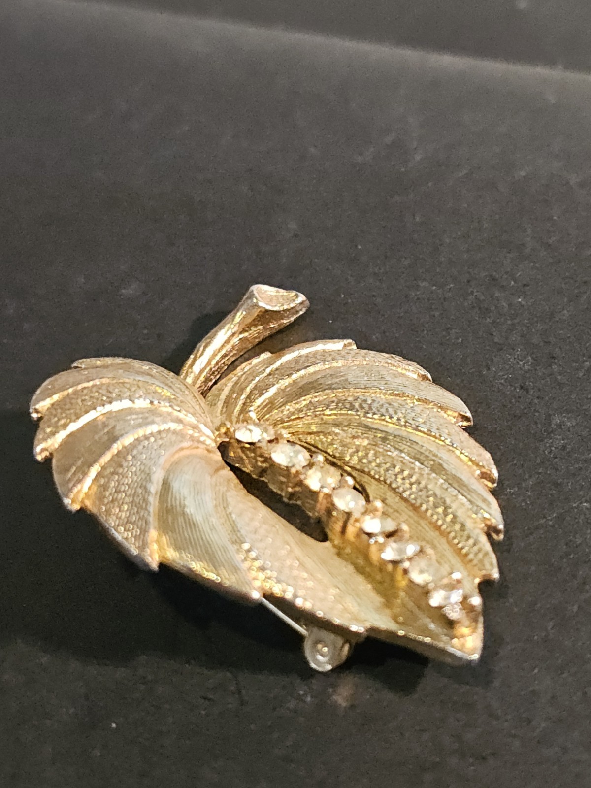 Vintage Brooch Gold Tone Leaf Textured Prong Set Rhinestones Center