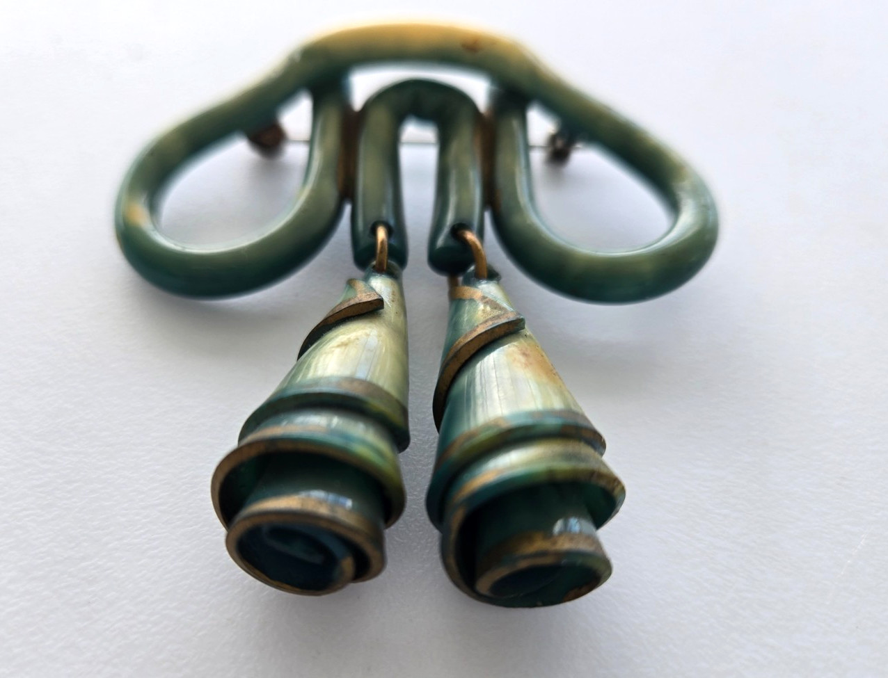vintage,ART DECO,CELLULOID DANGLING BROOCH,SO DIFFERENT,UNKNOWN DESIGNER,AMAZING