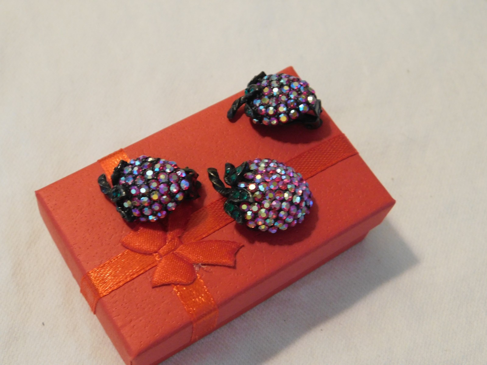 Weiss Aurora Borealis Rhinestone Strawberry Fruit Brooch & Earrings Vintage Set