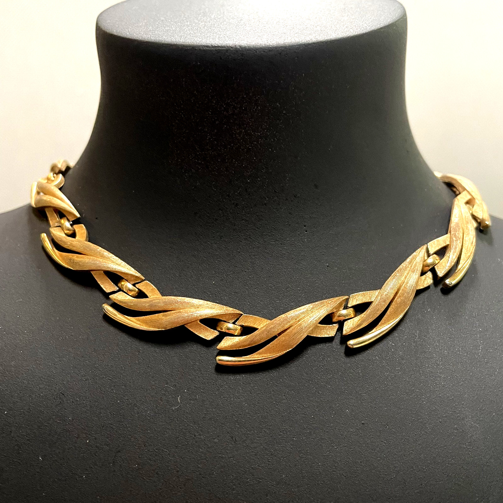 Vintage Crown Trifari Brushed Gold Tone Link Design Leaf Adjustable Necklace 14″