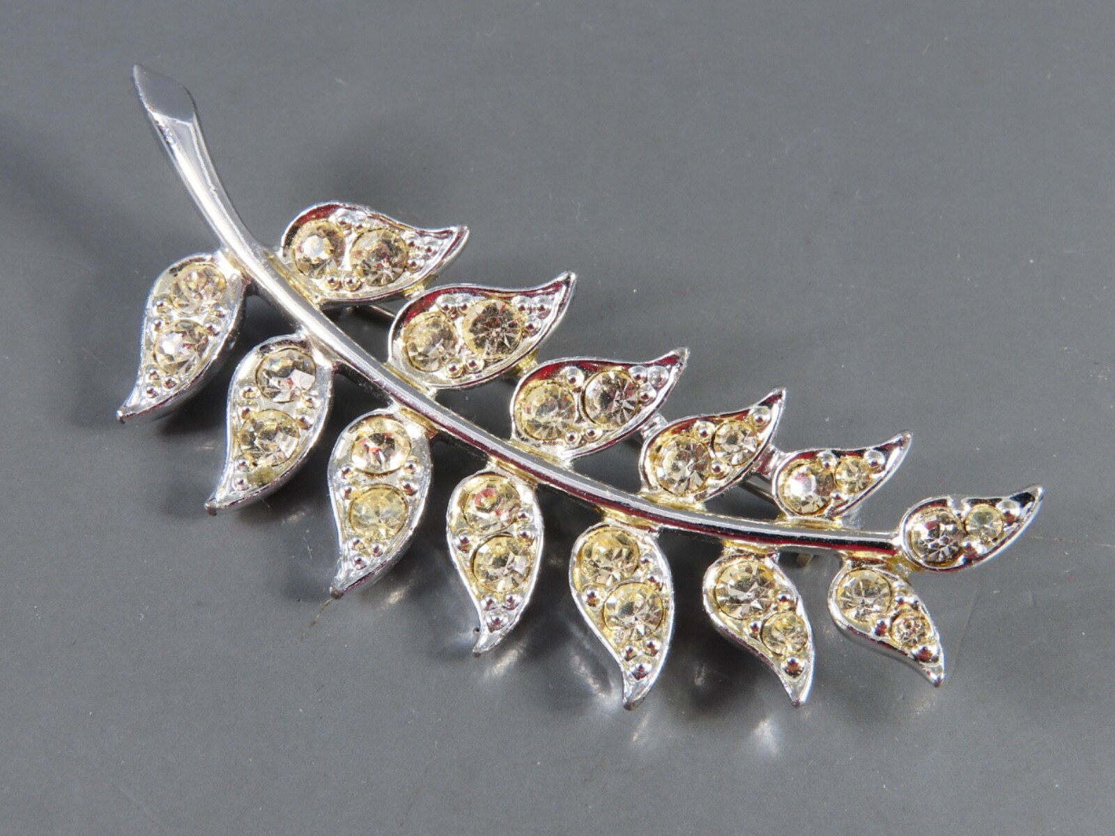 VTG SARAH COVENTRY SILVER BROOCH PIN Clear Rhinestones LEAF FERN LEAVES FROND