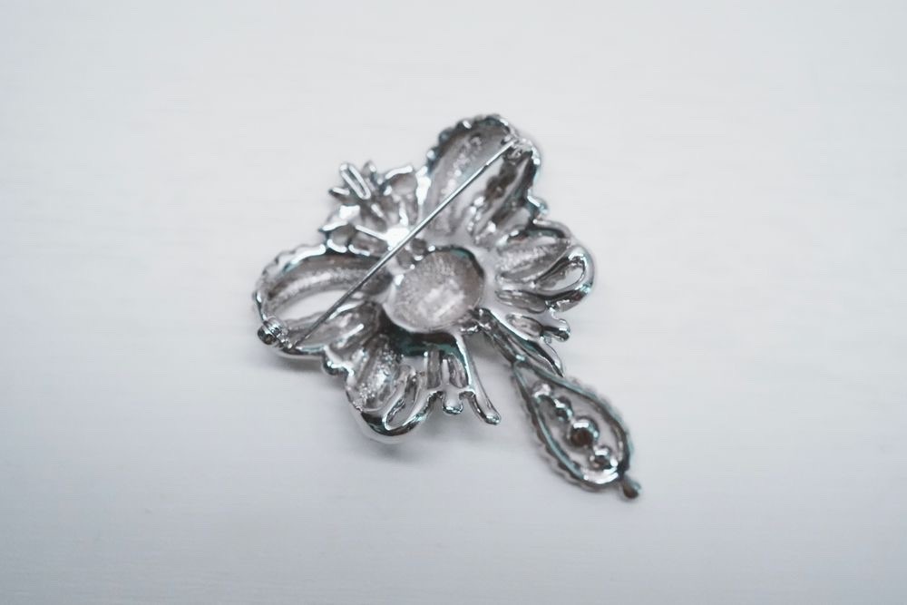 Vintage brooch Gablonz rhinestone bow silver-toned 6.5 cm.