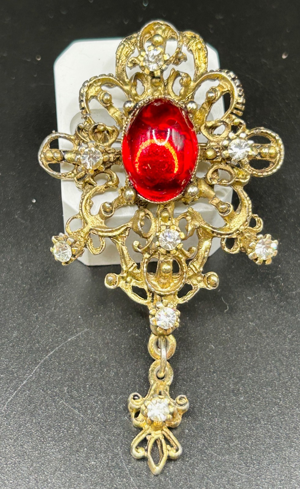 VINTAGE RED CABOCHON BROOCH DANGLE CLEAR RHINESTONES GOLD TONE – UNSIGNED