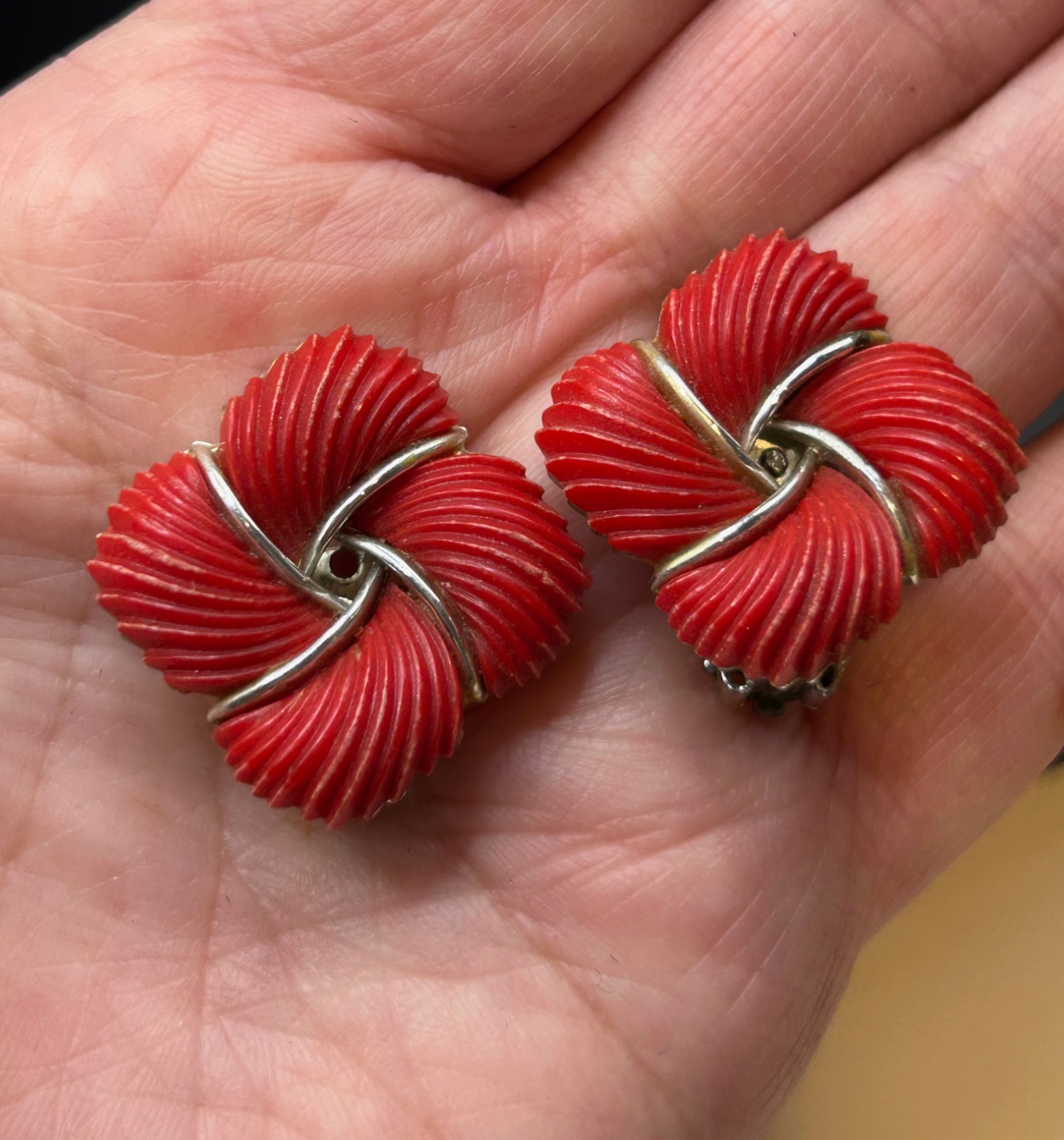 VINTAGE LISNER THERMOSET NECKLACE & EARRINGS RED TEXTURED SIGNED SILVER TONE