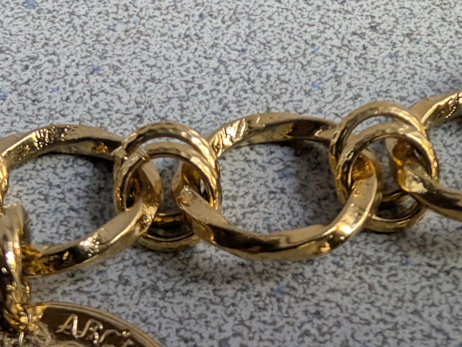 VNTG BELLEZZA TEXTURED CIRCLE ROLO LINK FAUX COIN BRACELET LOBSTER CLASP~8.5 IN.