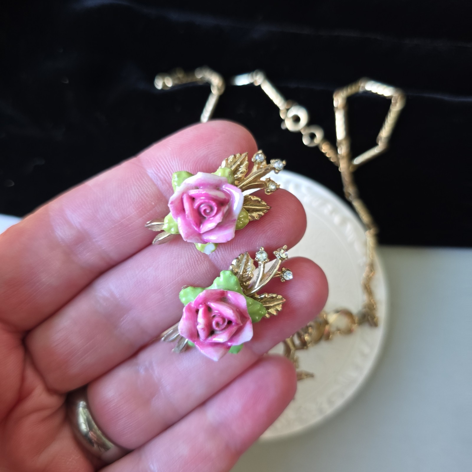 Vintage Coro Signed Ceramic Roses Accents Earrings Screw Back Necklace 18″L Set