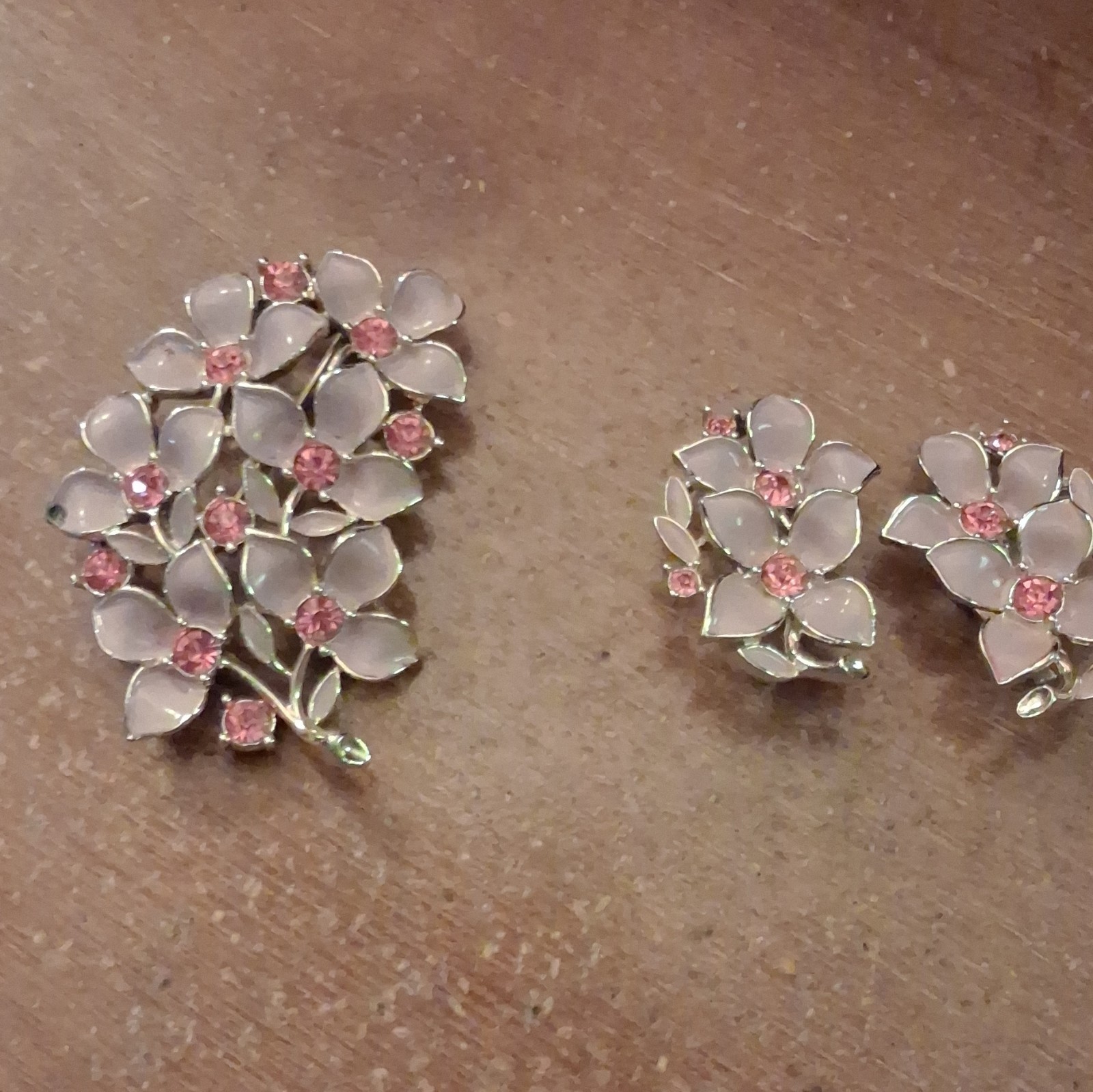 Sarah Coventry Signed Floral Brooch & Clip-On Earrings Set Silver Tone Pink