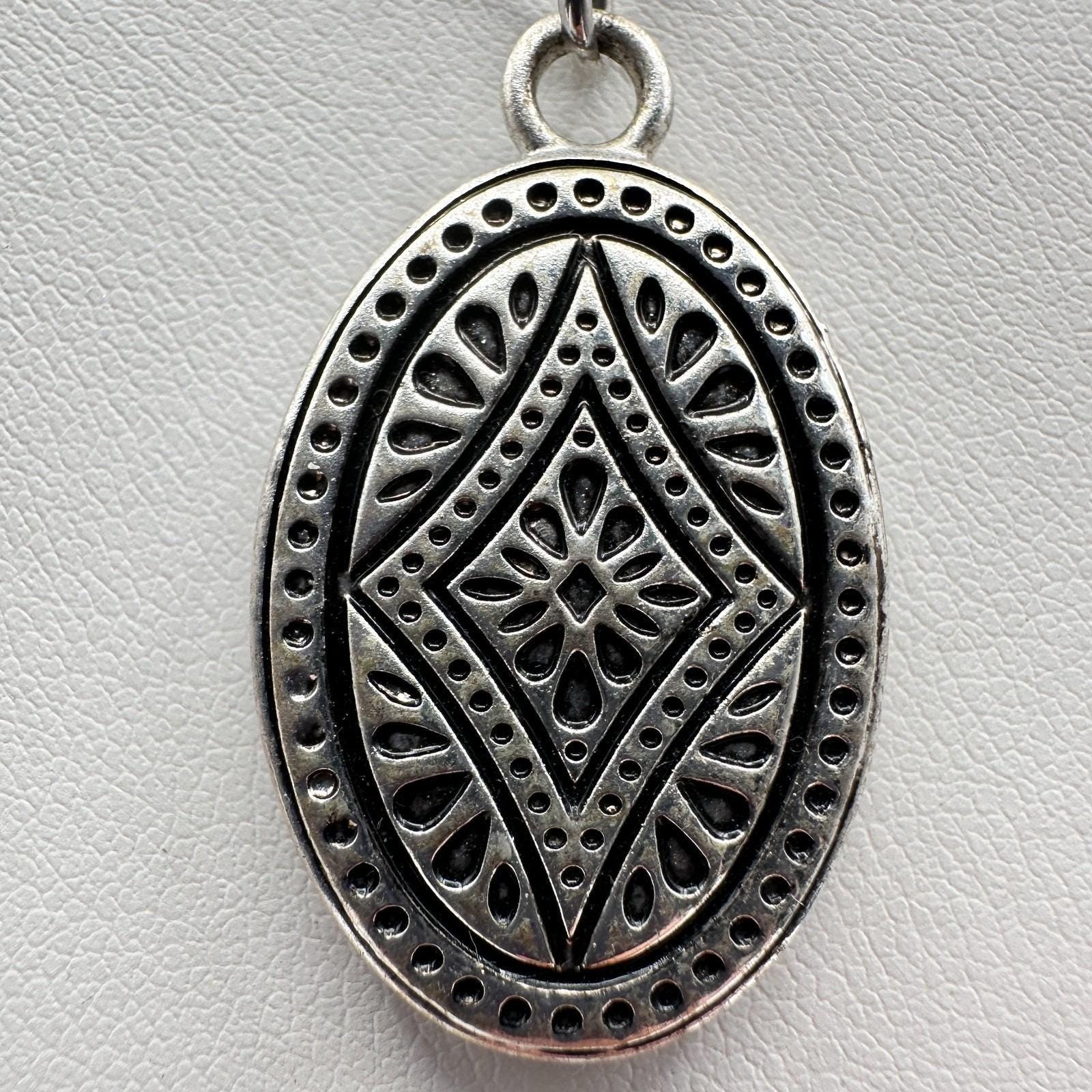 Vintage 90s Silver-Tone Geometric Oval Pendant Necklace Boho Etched Jewelry