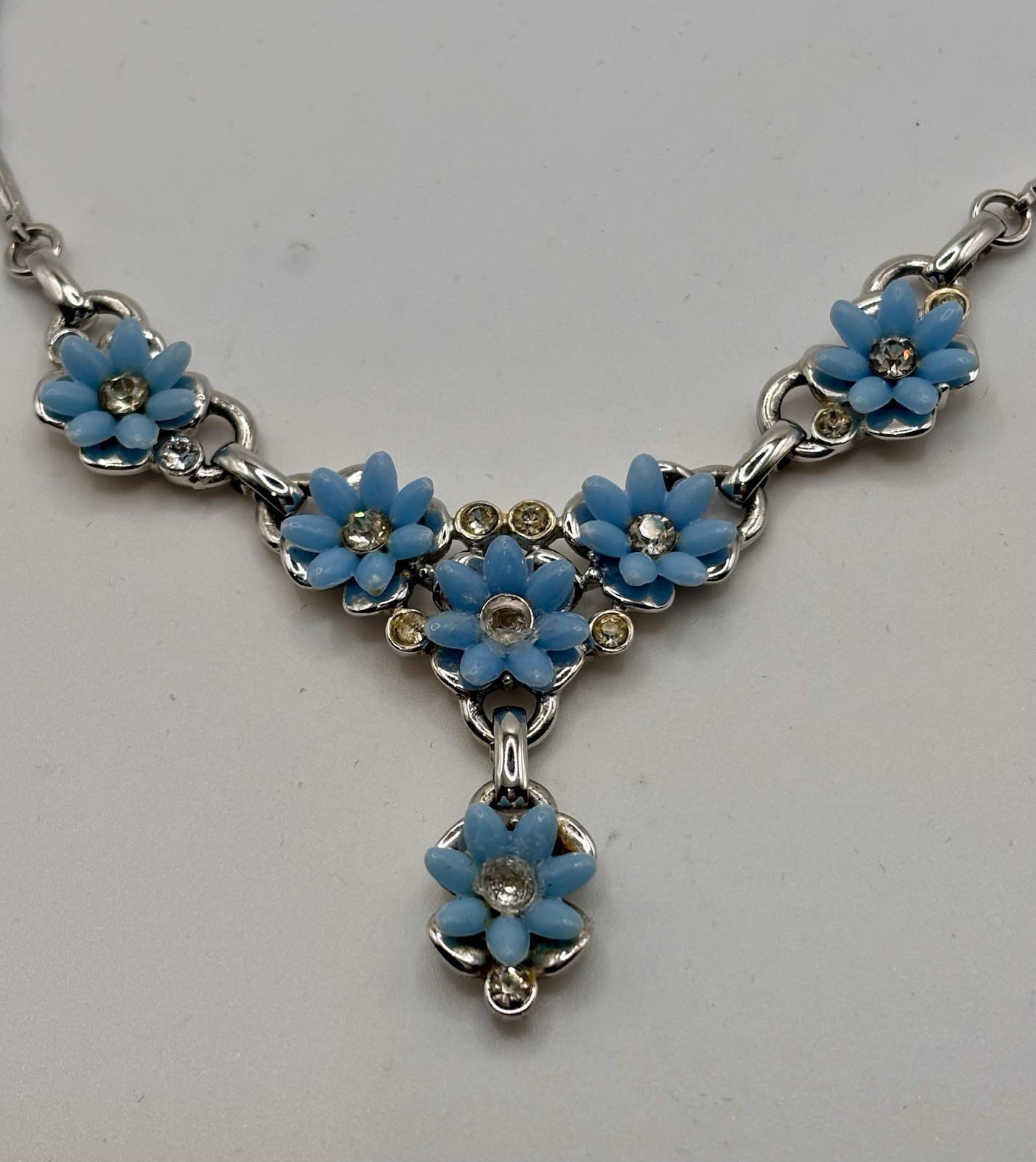 Vintage 1959 rhodium-plated necklace / blue thermoset flower and rhinestones