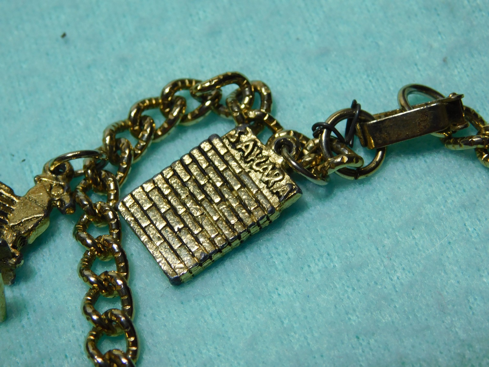 Vintage 7 1/4″ Las Vegas Casinos Charm Bracelet in Very Good Condition