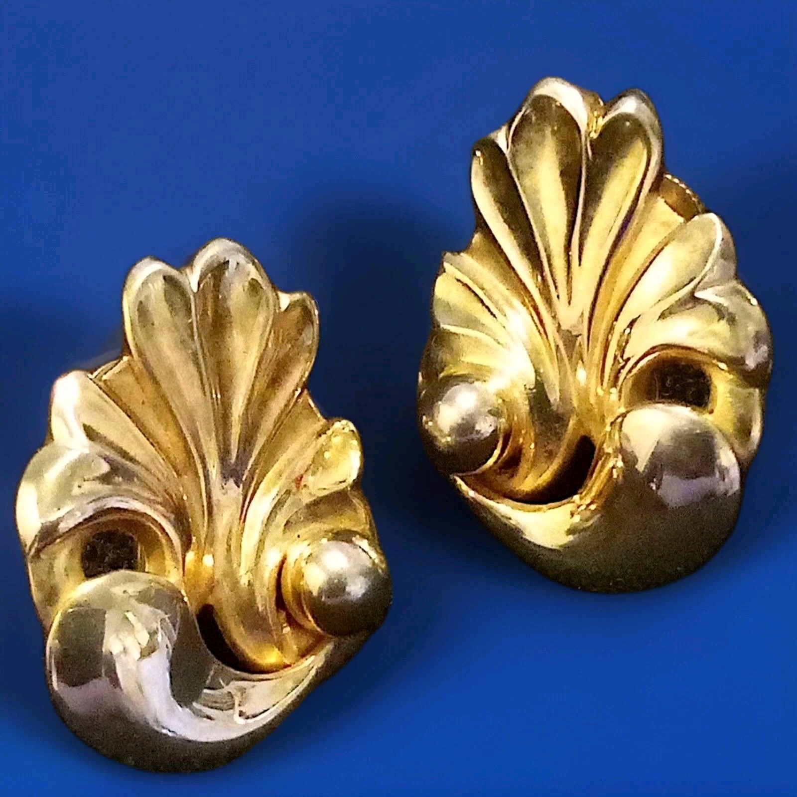 VTG 40’s/50’s Glamorous Gold Tone Metal Alloy Screwback 1″ Earrings